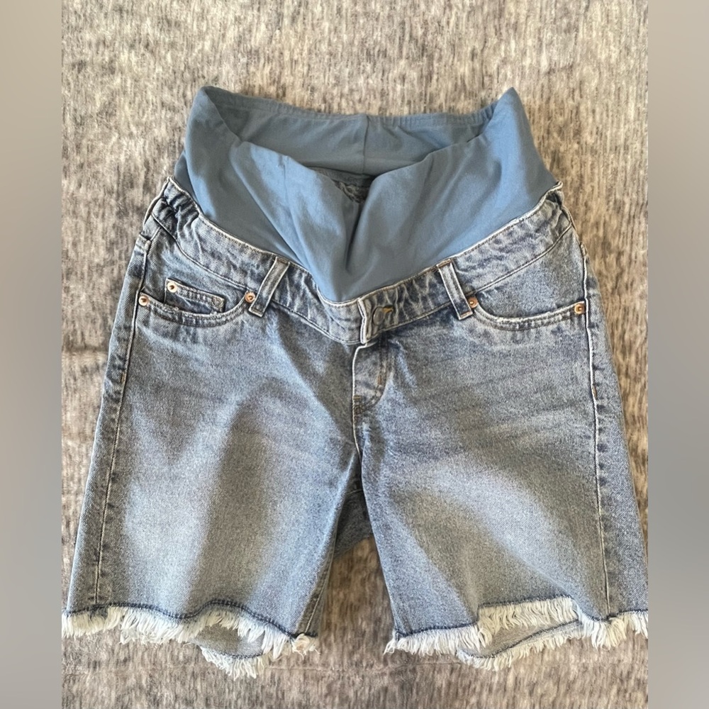 3 maternity shorts & 2 Maternity Jeans. Fits size 4/6